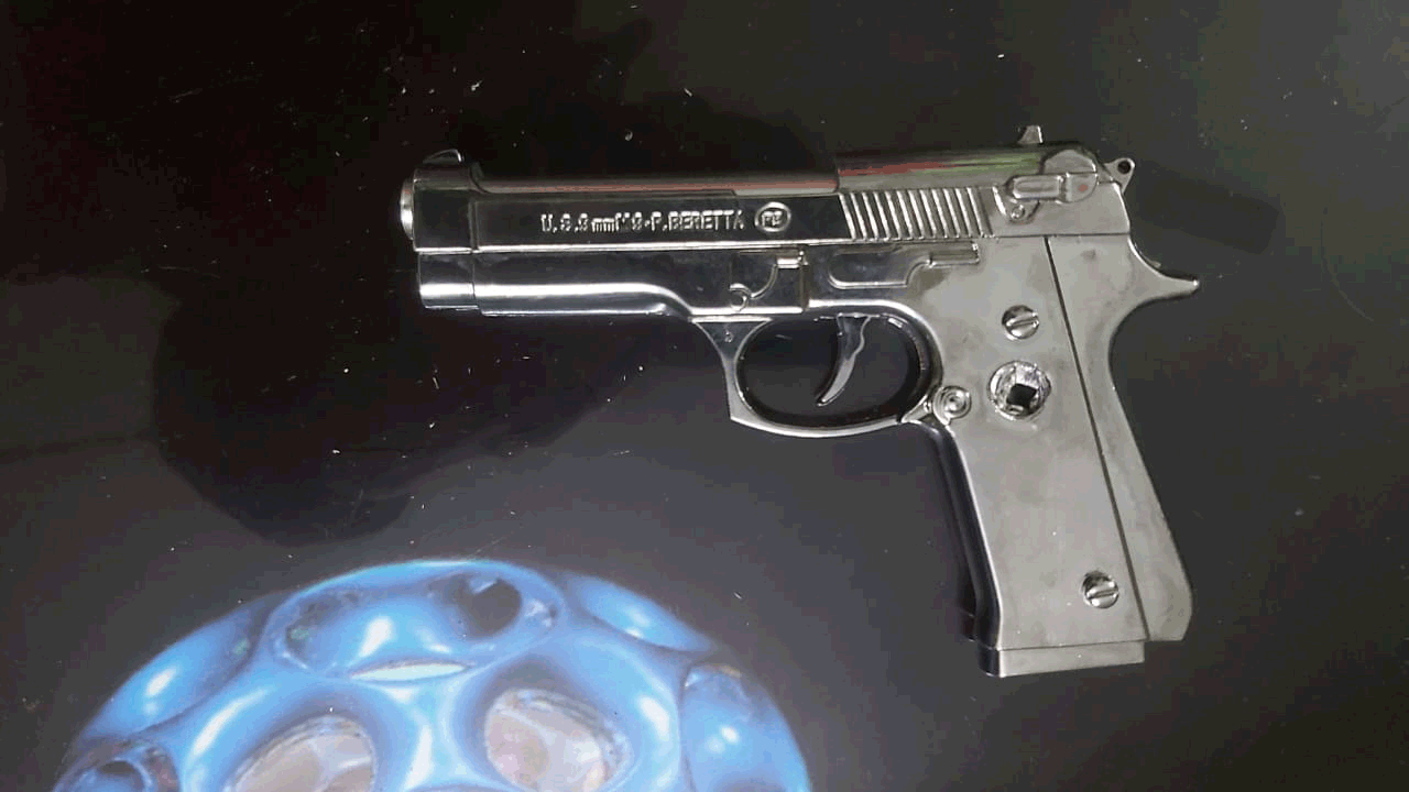 డమ్మీ పిస్టల్‌తో యువకుడి బెదిరింపులు