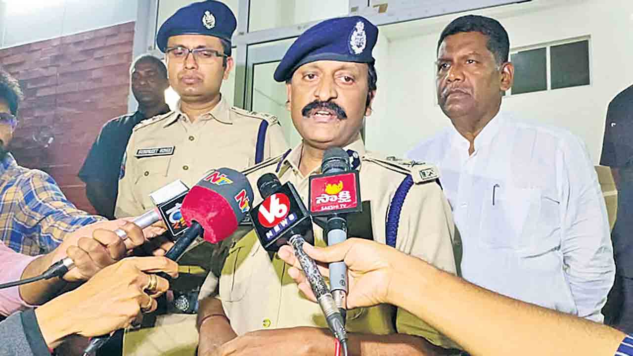 గంటల్లోపే యువతిని రక్షించారు