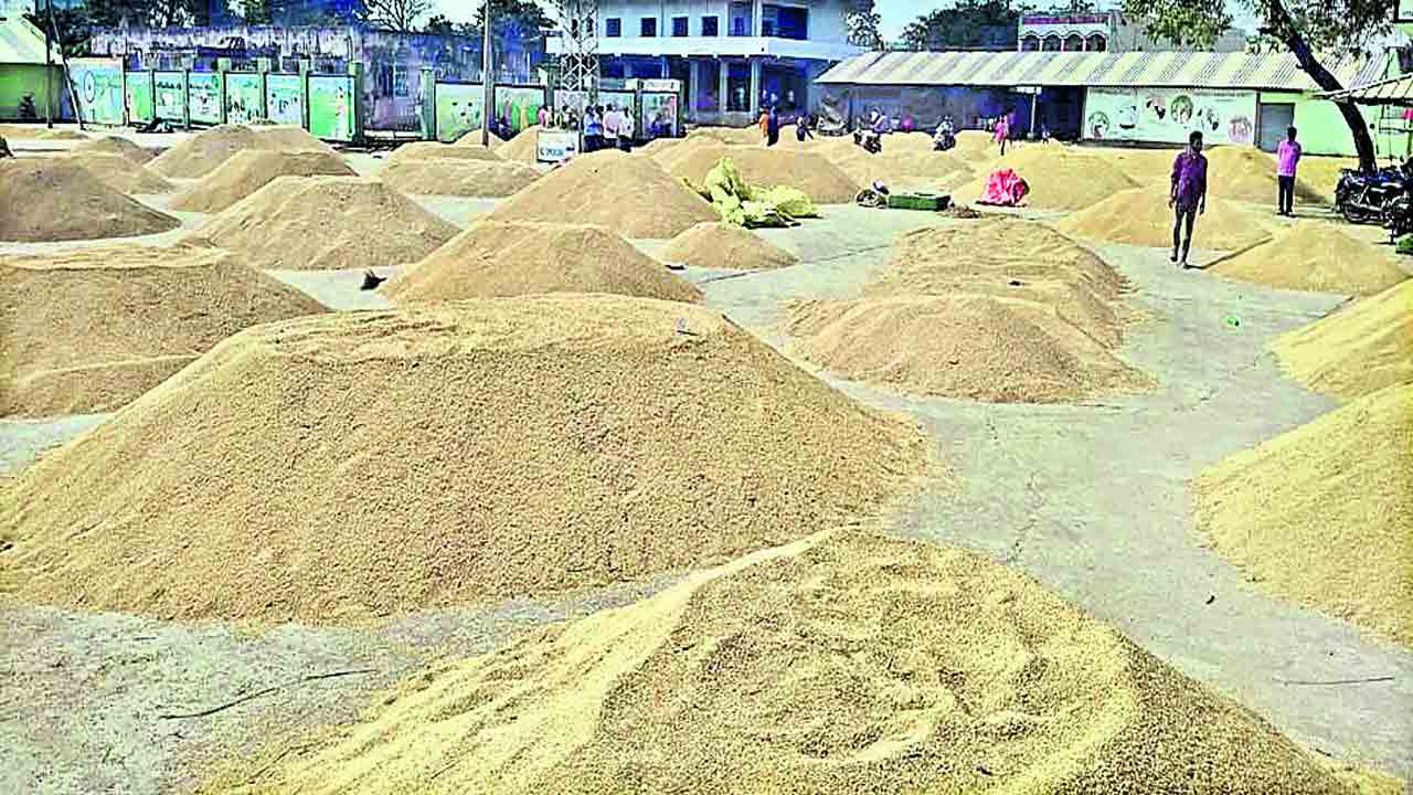 మార్కెట్‌కు పోటెత్తిన ధాన్యం