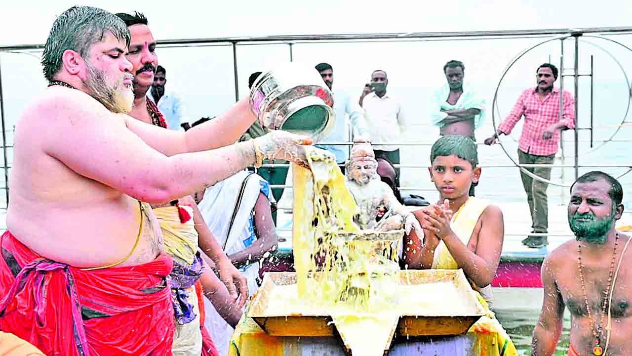 వేడుకగా పంబారట్టు