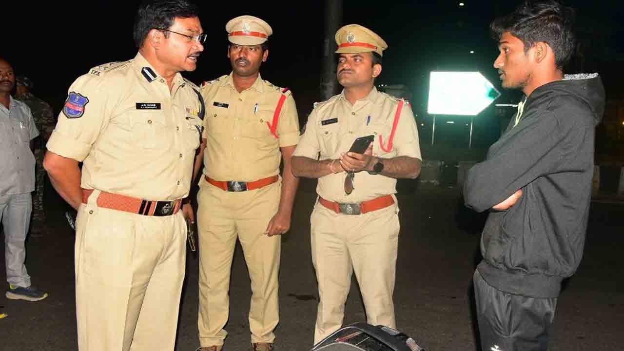 నగరంలో రాత్రి సీపీ ఆకస్మిక తనిఖీ