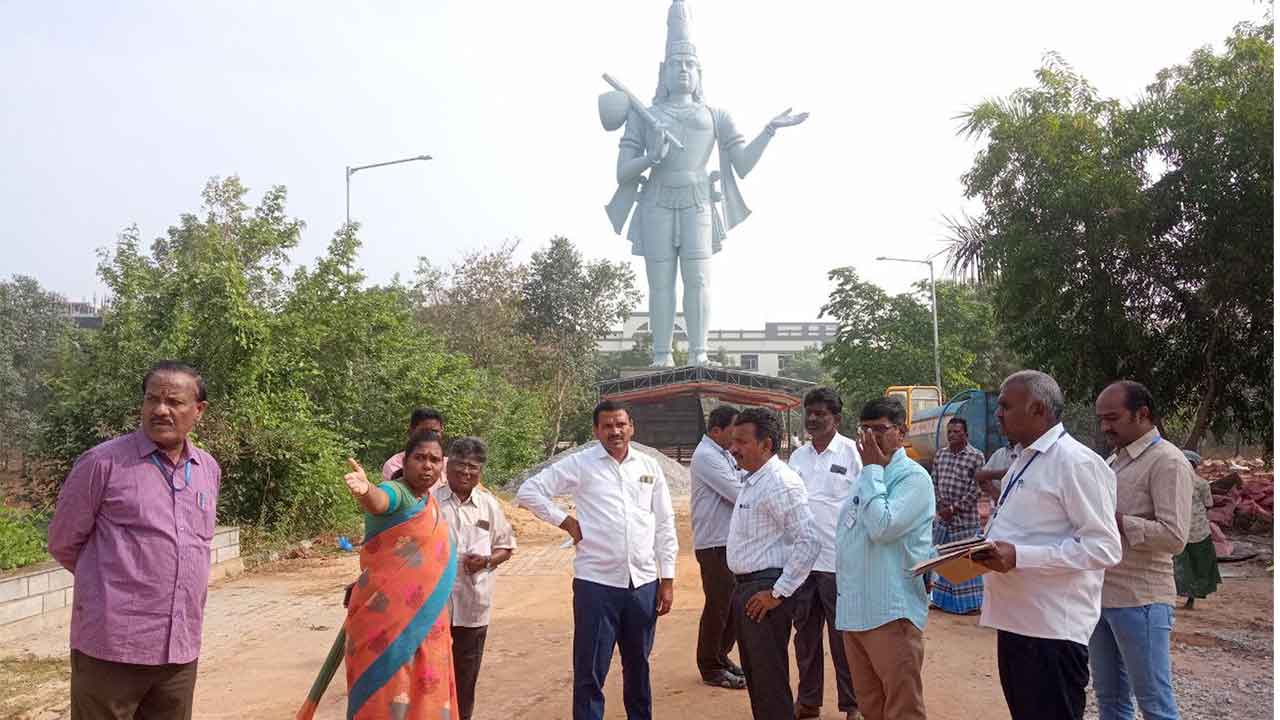 తిరుపతి ఒంటిమిట్ట కల్యాణ వేదిక వద్ద జాంబవంతుని విగ్రహం