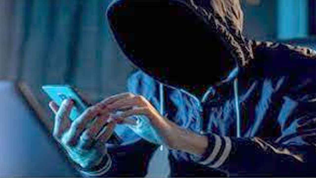 సైబర్‌ వలలో రిటైర్డ్‌ ప్రిన్సిపాల్‌.. అకౌంట్‌ నుంచి రూ.7.25 లక్షలు మాయం