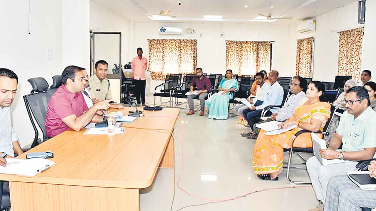 అక్రమ లేఅవుట్లపై కఠిన చర్యలు తీసుకోవాలి