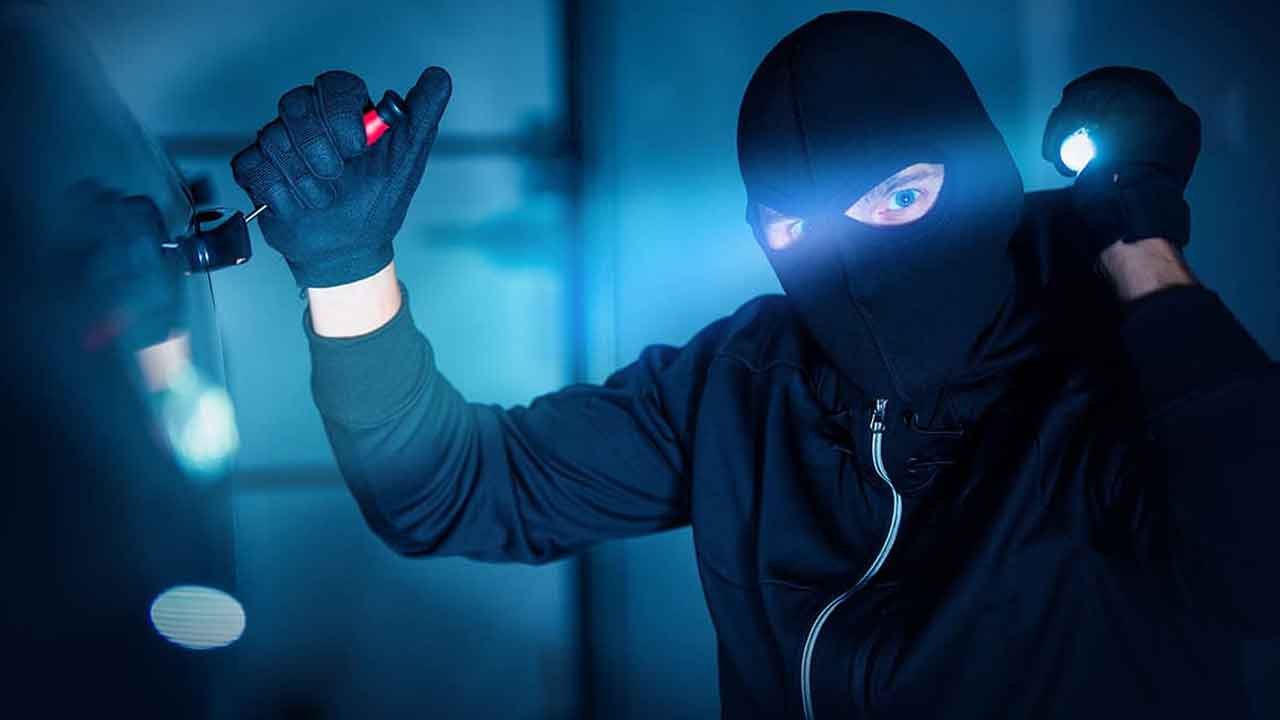 వాచ్‌మెన్‌ కాళ్లు, చేతులు కట్టేసి రూ. 20 లక్షలు చోరీ