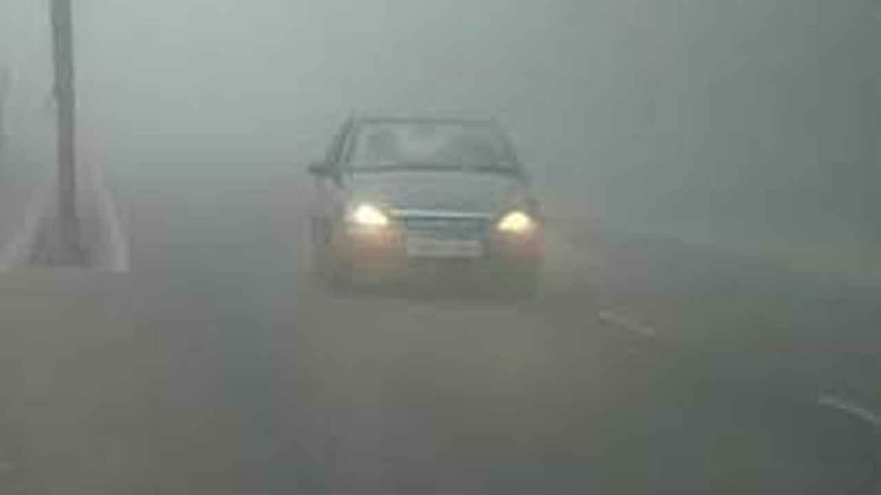 పొగమంచు కారణంగా వరుసగా ఢీకొన్న వాహనాలు.. స్థంభించిన రాకపోకలు