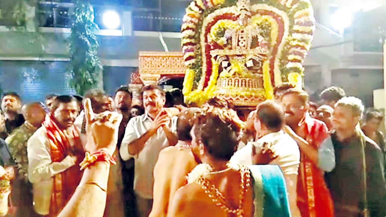 భక్తితోనే శాంతిమార్గం