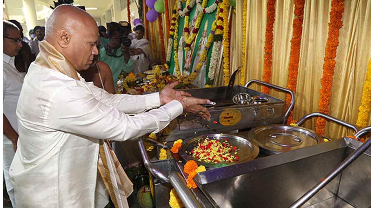 భ‌క్తుల‌కు నిర్విఘ్నంగా అన్నప్రసాద విత‌ర‌ణ కోసం ఆయుధ‌పూజ : టీటీడీఈవో