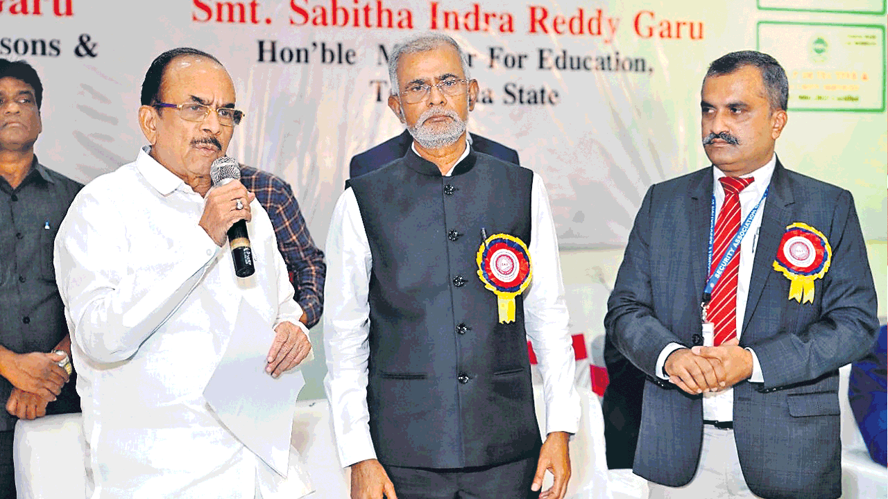 సెక్యూరిటీ గార్డుల సేవలు ప్రశంసనీయం