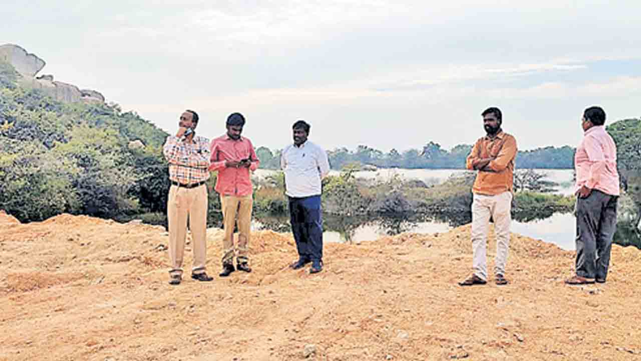 ఇరిగేషన్‌ ఏఈ, డీఈపై ఎస్‌ఈ మధుసూదన్‌రెడ్డి ఆగ్రహం