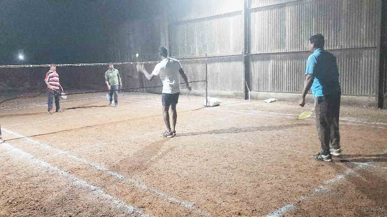 షటిల్‌ వైపు.. యువత చూపు