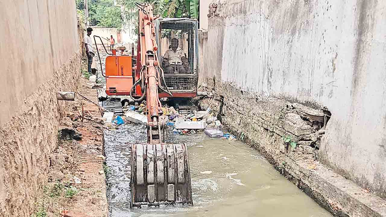 ముమ్మరంగా పూడికతీత పనులు