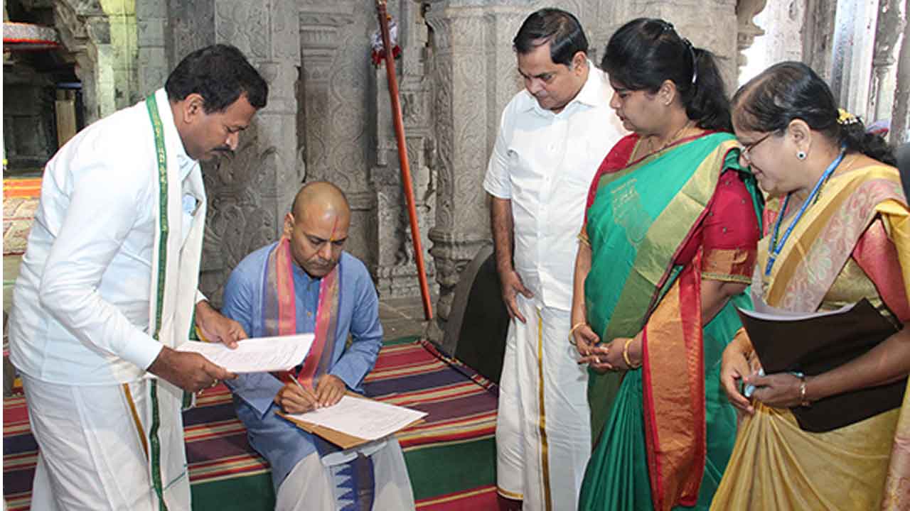 టీటీడీ ఈవోగా అనిల్ కుమార్ సింఘాల్ బాధ్యతలు స్వీకరణ