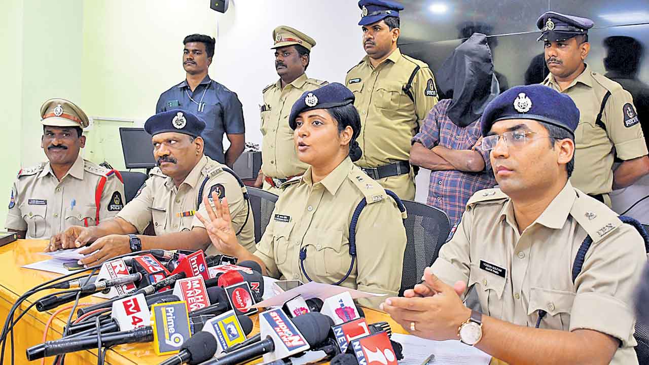 కిడ్నాప్‌నకు గురైన బాలిక తల్లిదండ్రులకు అప్పగింత