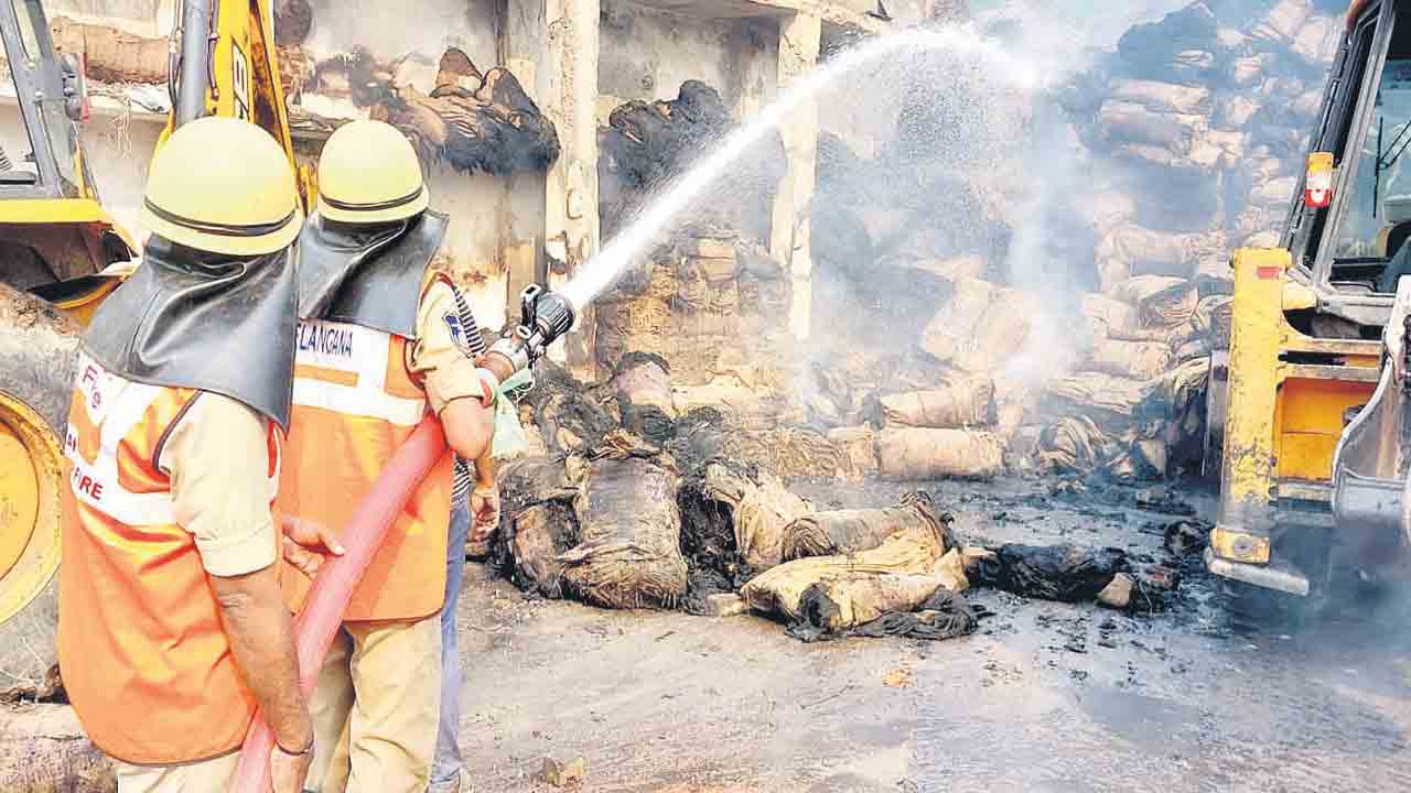 గన్నీ బ్యాగుల గోదాంలో భారీ అగ్నిప్రమాదం
