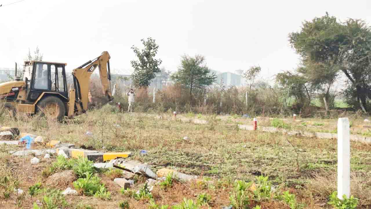 అక్రమ లేఅవుట్ల తొలగింపు