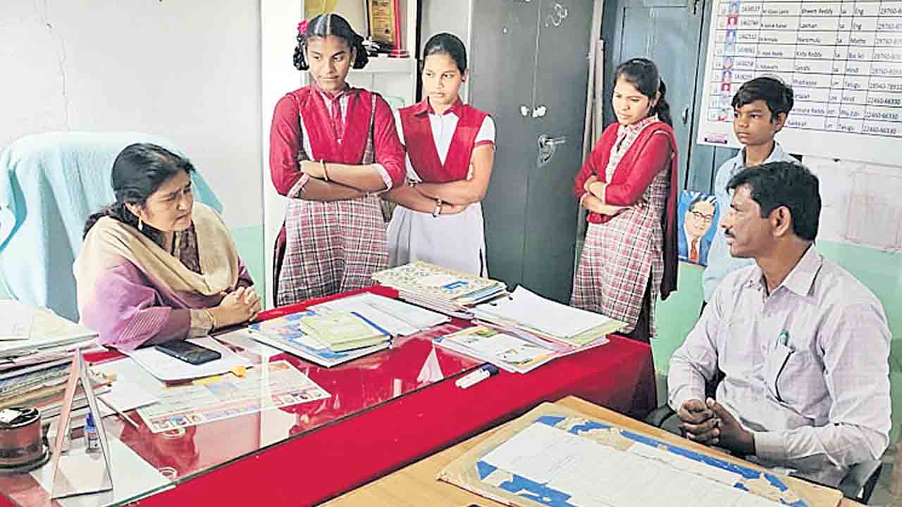 విద్యార్ధుల అస్వస్థపై ఆరా