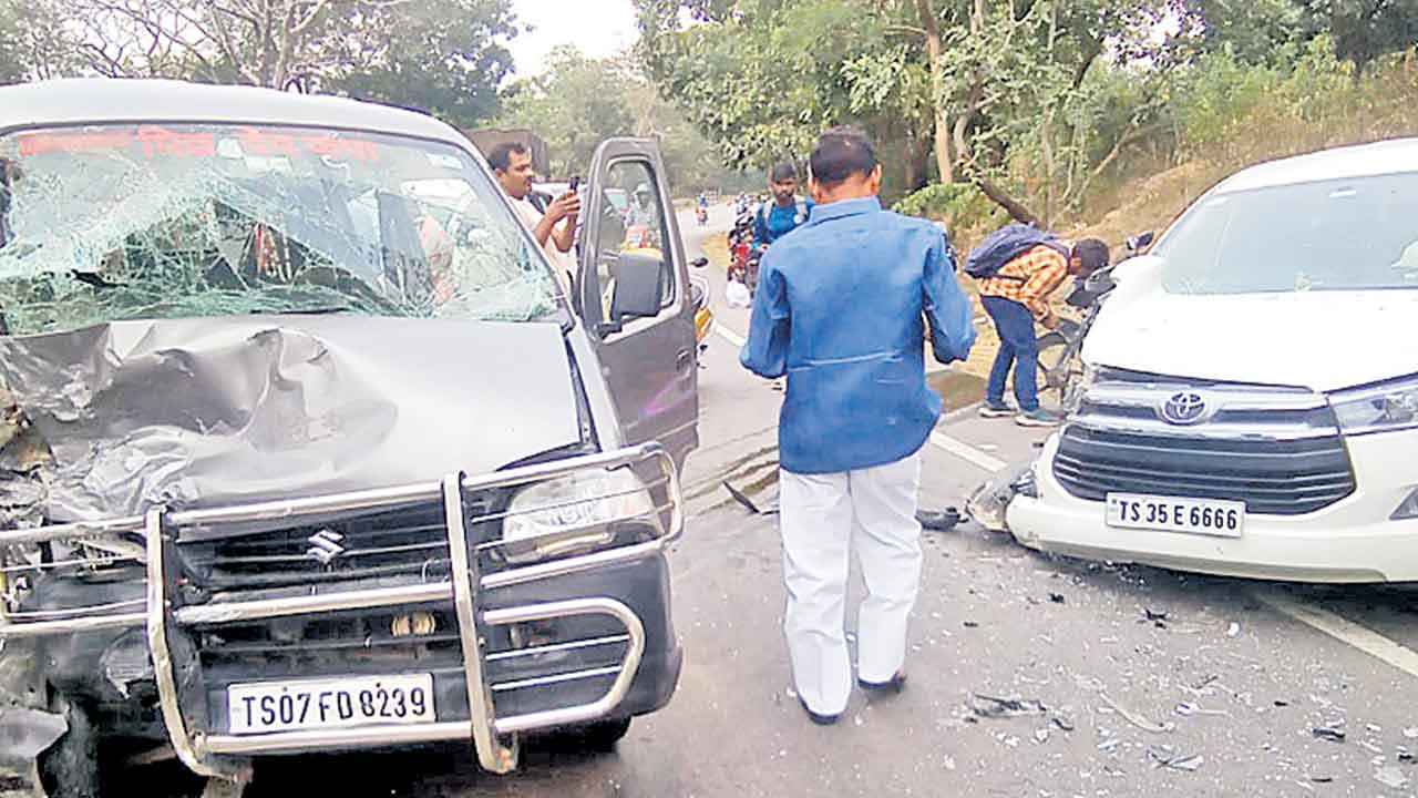 రెండు కార్లు ఢీకొని ఒకరు మృతి