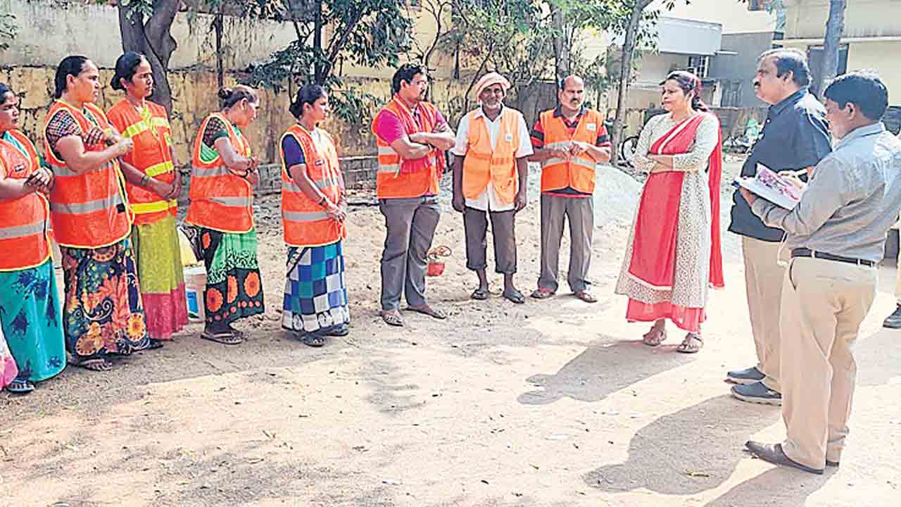 పారిశుధ్య కార్మికులు బాధ్యతగా పనిచేయాలి