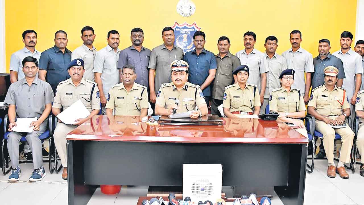 మత్తు వదిలిస్తున్నారు