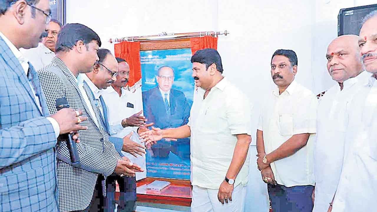 సామాజిక సేవలు నిర్వహించడం అభినందనీయం