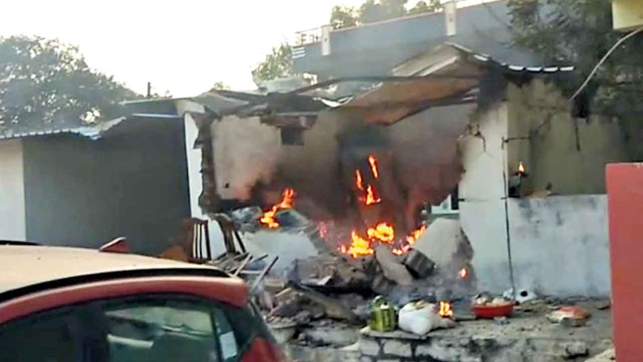 గ్యాస్‌ సిలిండర్‌ పేలి వంటిల్లు ధ్వంసం