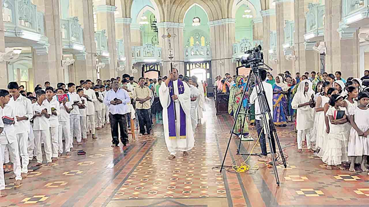 చర్చిలో భక్తుల ప్రార్థనలు
