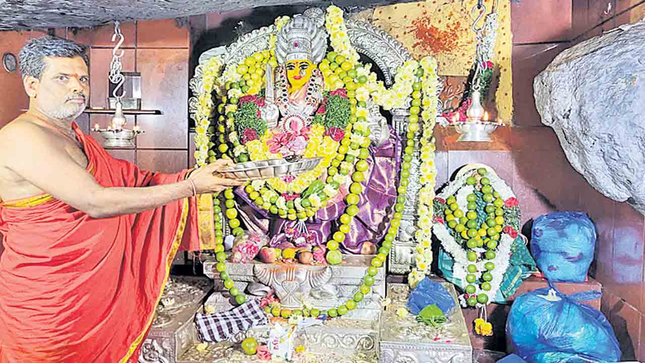 భక్తి పరవశం.. ఆలయాల్లో భక్తుల సందడి