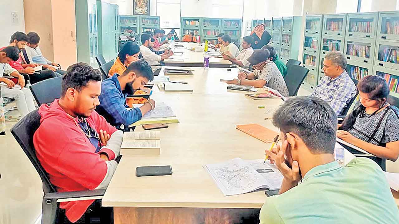 నియామక ప్రకటనలతో గ్రంథాలయాల్లో సందడి