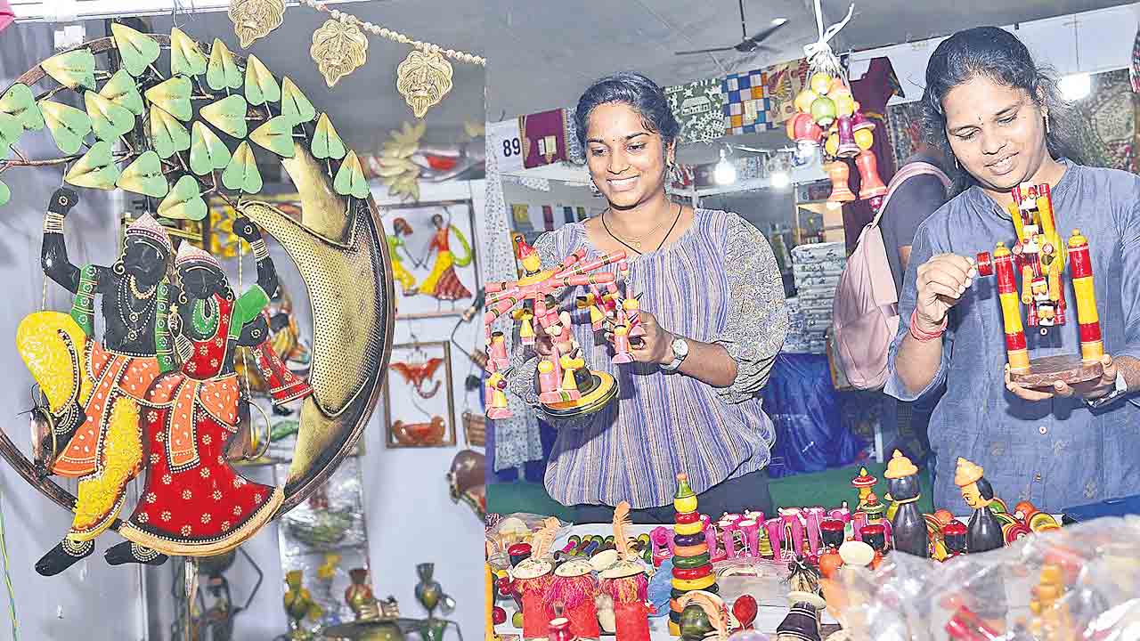 ఆకట్టుకుంటున్న హస్తకళలు