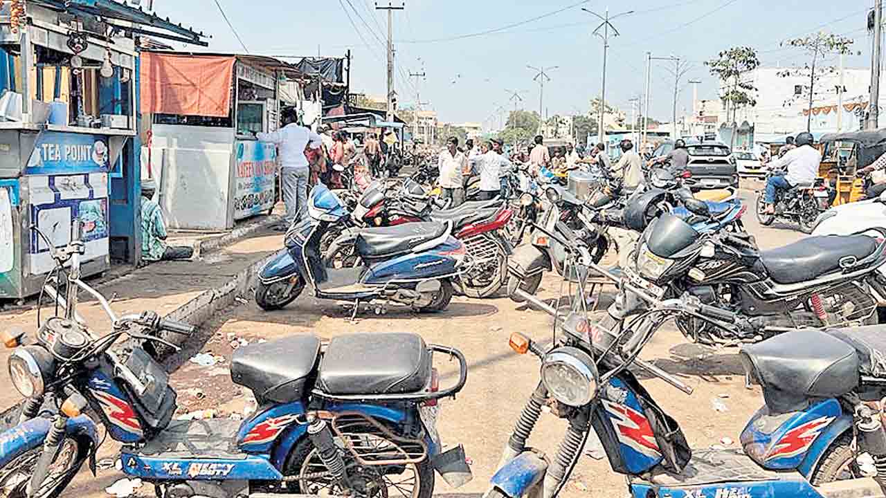 100 ఫీట్ల రోడ్డుపై.. పార్కింగ్‌తో ఇక్కట్లు