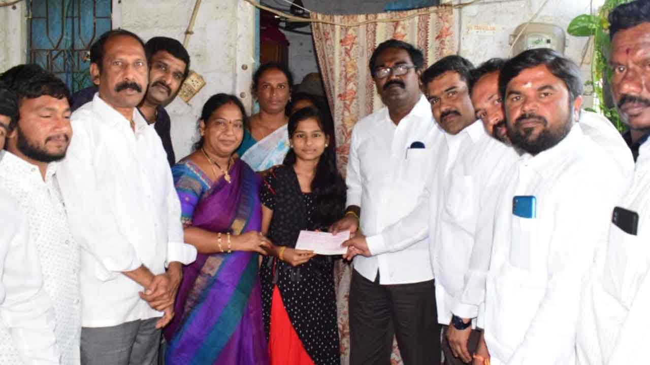 పేద విద్యార్థినికి ఆర్థిక చేయూత