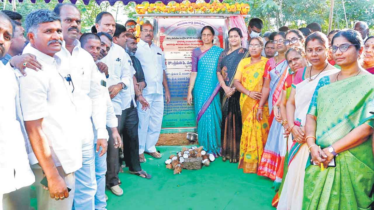 బొకేలు వద్దు.. పుస్తకాలే ముద్దు