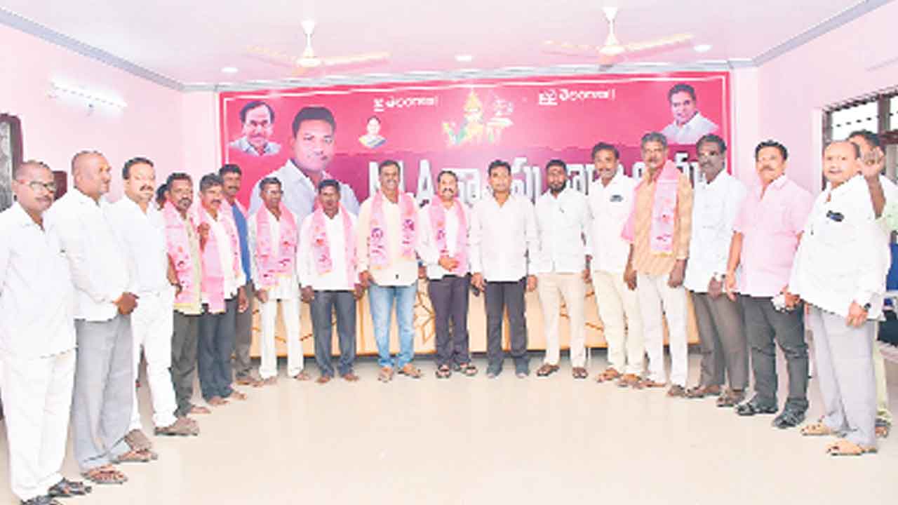 బీఆర్‌ఎస్‌లోకి కాంగ్రెస్‌ నాయకులు