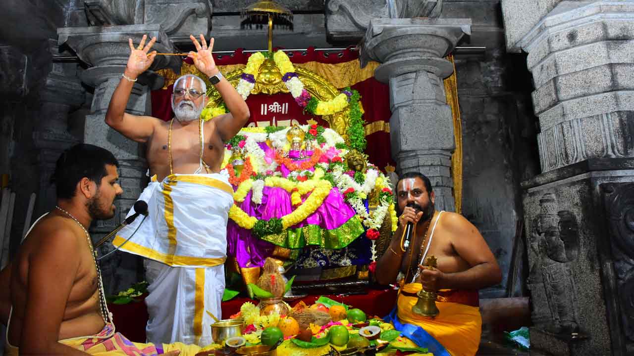 లక్ష్మీనరసింహస్వామి దివ్యక్షేత్రంలో నిత్యారాధనలు