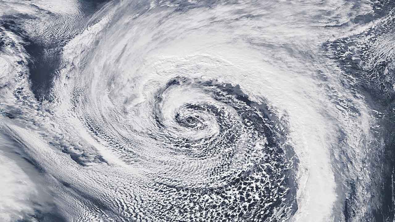 బంగాళాఖాతంలో బలపడ్డ అల్పపీడన ద్రోణి