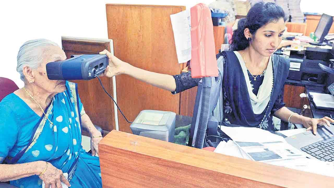 ‘ఆధార్‌’పై నజర్‌