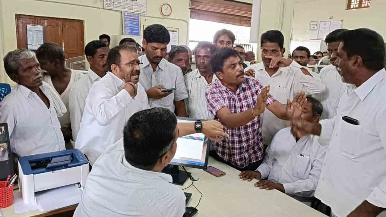 పింఛన్లు, ధాన్యం కొనుగోళ్ల డబ్బులు ఇవ్వాలి 