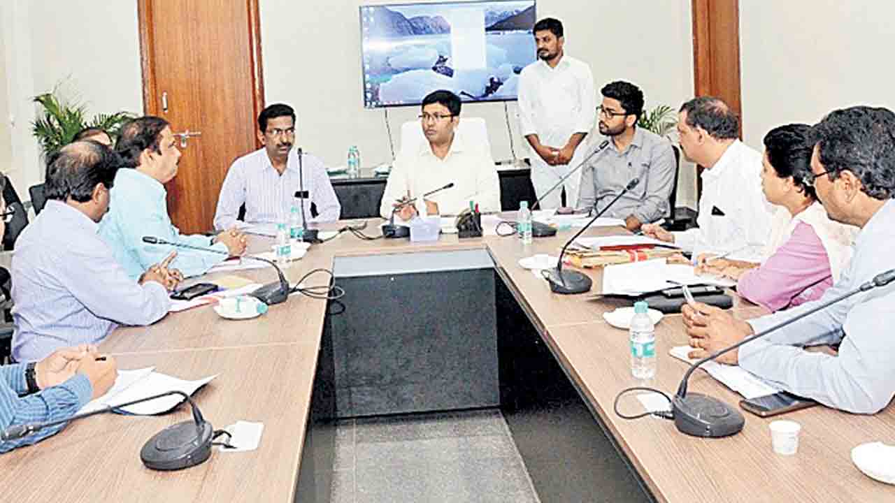 అభివృద్ధి పనుల్లో వేగం పెంచాలి