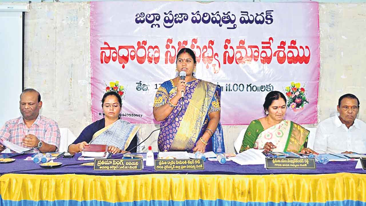 పోడు భూముల సమస్యలు పరిష్కరించాలి