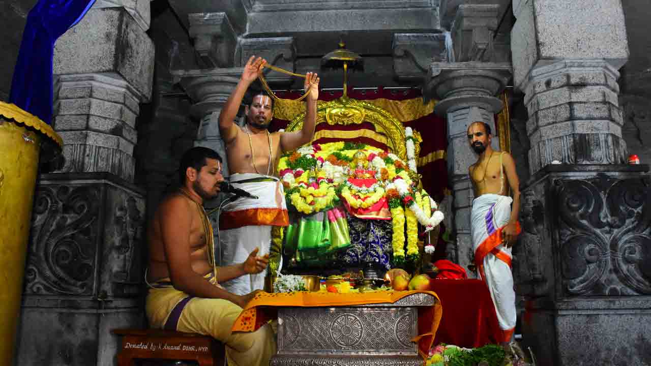 యాదాద్రీశుడికి నిత్యారాధనలు