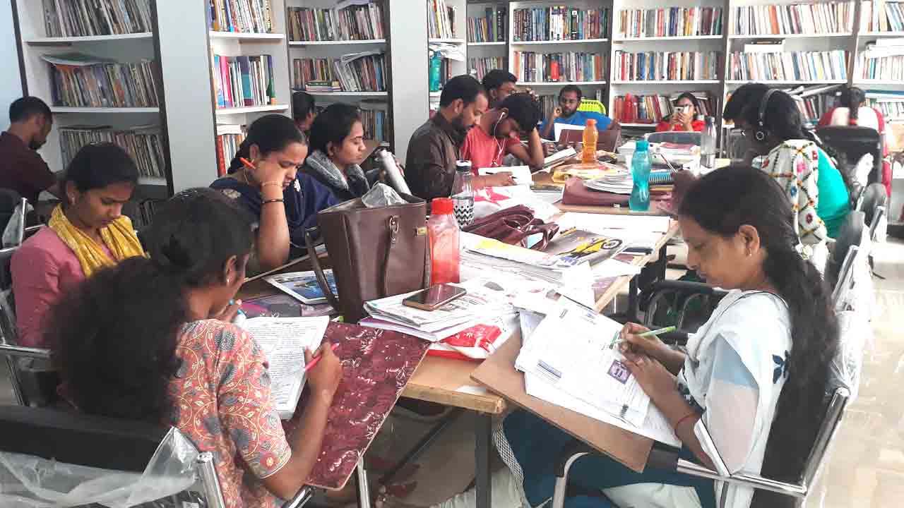 కొలువు కొట్టేద్దాం..