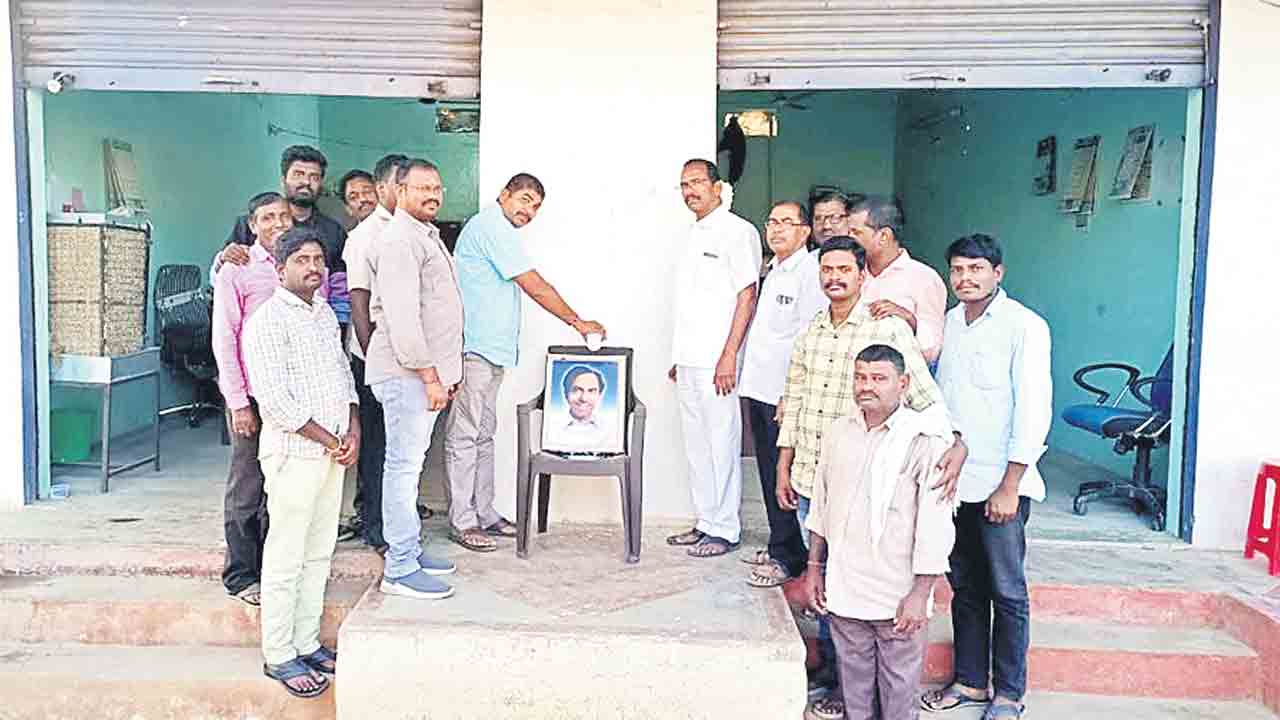 సీఎం కేసీఆర్‌ చిత్రపటానికి పాలాభిషేకం