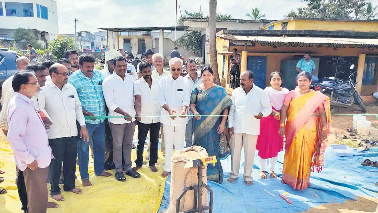 ధాన్యం కొనుగోలు కేంద్రం ప్రారంభం