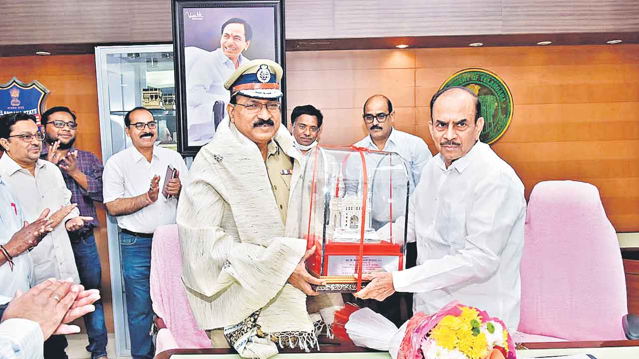 మహేందర్‌రెడ్డి సేవలు ప్రశంసనీయం