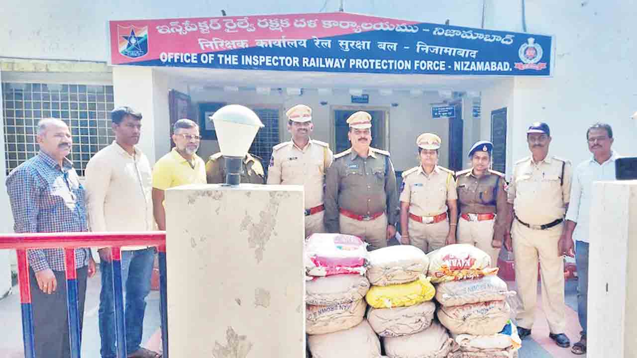 రైలులో అక్రమంగా నల్లబెల్లం తరలింపు