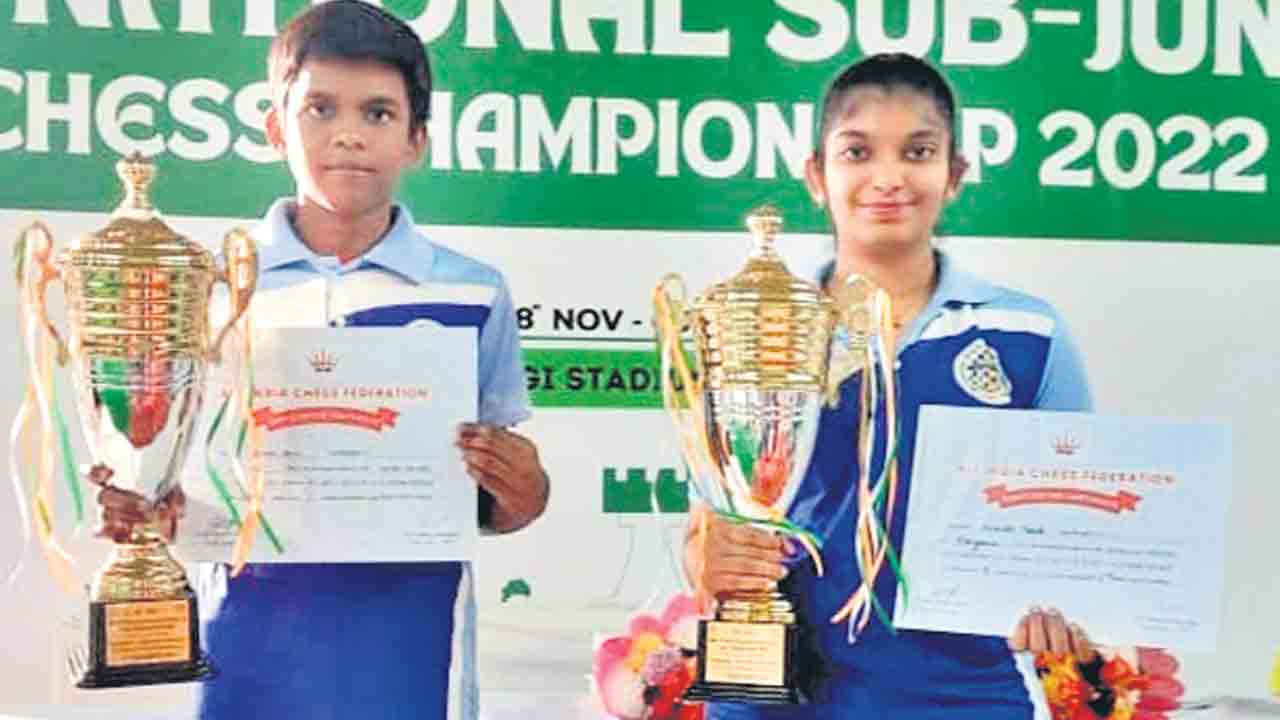 చెస్‌ రన్నరప్స్‌ అర్జున్‌, కీర్తి