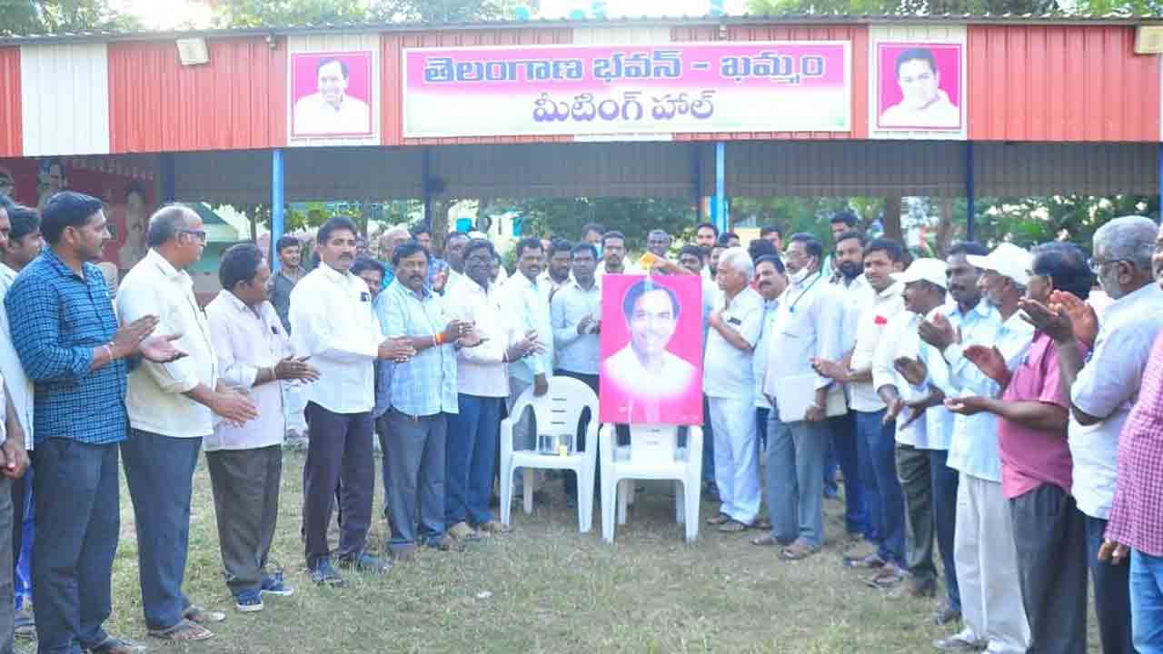 సీఎం కేసీఆర్‌ ఫ్లెక్సీకి క్షీరాభిషేకం