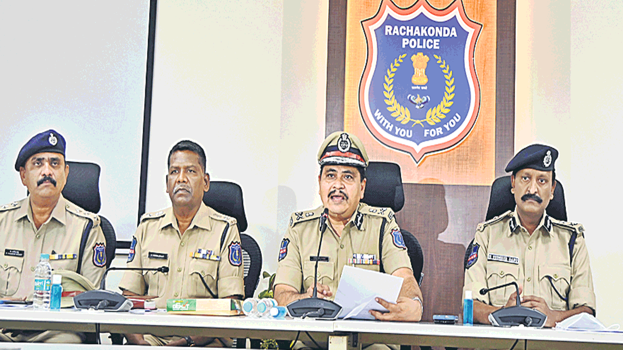 బట్టల మాటున డ్రగ్స్‌ స్మగ్లింగ్‌