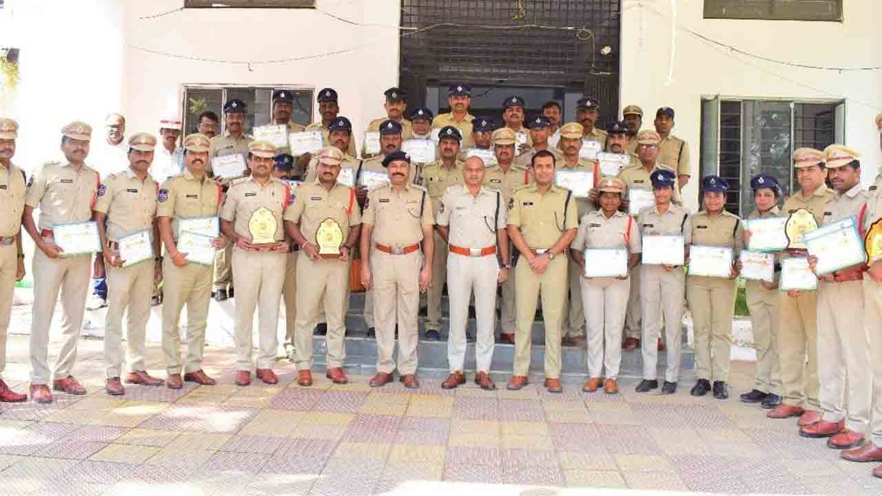 పెండింగ్‌ కేసులను సత్వరమే పరిష్కరించాలి